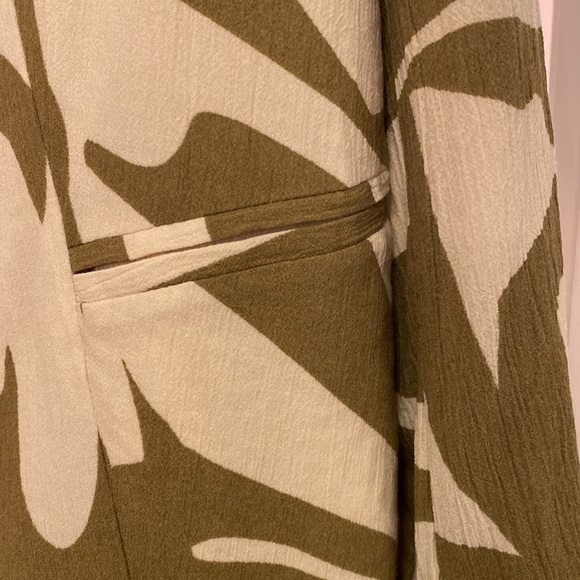 Gabrielleunion ladies’ blazer, sage and ivory, size 2 which will fit an XL - Picture 3 of 8